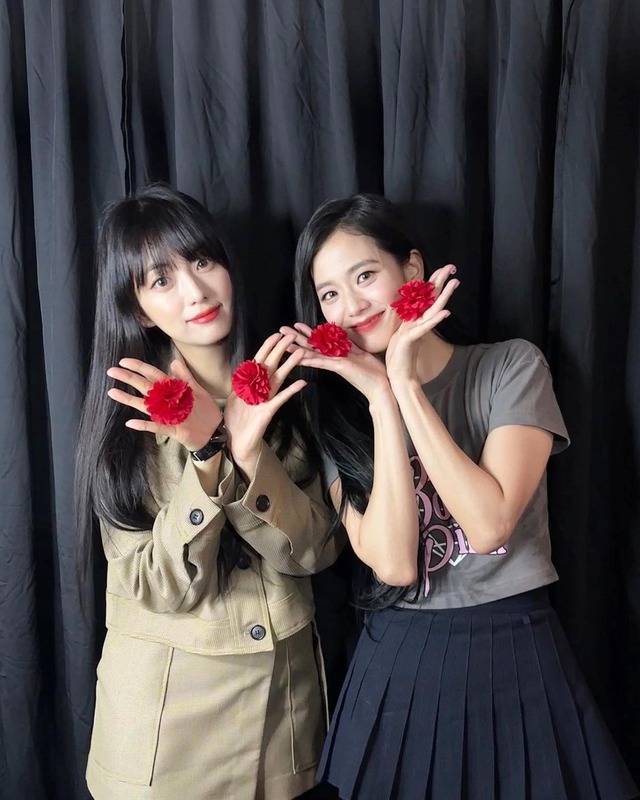 Chị gái Jisoo (BLACKPINK) gây tranh cãi khi chính thức gia nhập showbiz Hàn Quốc Từ lâu, Kim Jiyoon – chị gái ruột của Jisoo (BLACKPINK) – đã nhiều lần khiến cộng đồng mạng “dậy sóng” nhờ nhan sắc nổi bật không kém gì minh tinh. Sinh năm 1990, Jiyoon vốn là tiếp viên hàng không, hiện làm người mẫu ảnh tự do, đồng thời là mẹ của hai con. Với gương mặt thanh tú, đường nét hài hòa và phong thái sang trọng, cô luôn được nhận xét là một trong những “cực phẩm nhan sắc” trong số anh chị em của các ngôi sao Kpop. Mới đây, Kim Jiyoon bất ngờ chính thức bước chân vào làng giải trí khi tham gia chương trình thực tế Super Seller: Incentive Game – một gameshow sinh tồn dành cho những người bán hàng trực tuyến, dự kiến phát sóng từ tháng 10 trên kênh ENA. Trong video giới thiệu, cô tự tin chia sẻ về bản thân, đồng thời không ngần ngại nhắc đến em gái nổi tiếng. Ngay lập tức, sự xuất hiện của Jiyoon trở thành tâm điểm bàn luận trên mạng xã hội Hàn Quốc. Phản ứng khán giả chia làm hai luồng rõ rệt. Một bộ phận khen ngợi chị gái Jisoo trẻ trung, xinh đẹp và ủng hộ cô có sự nghiệp riêng. Tuy nhiên, nhiều ý kiến chỉ trích quyết định này, cho rằng việc tham gia một chương trình giải trí “đẳng cấp thấp” có thể ảnh hưởng đến danh tiếng toàn cầu mà Jisoo cùng BLACKPINK đã xây dựng. Không ít bình luận cho rằng Jiyoon nên sống kín tiếng, tránh bị gắn mác “dựa hơi em gái nổi tiếng”. Một số quan điểm gay gắt thậm chí so sánh với trường hợp anh chị em của BTS, cho rằng người thân của các thần tượng hàng đầu vốn đã có cuộc sống sung túc, không cần thiết phải tìm cách nổi tiếng. Thậm chí, có ý kiến mỉa mai rằng việc tham gia các show livestream bán hàng kém sang so với hào quang âm nhạc quốc tế của BLACKPINK. Dù vậy, nhiều khán giả khác phản bác, khẳng định anh chị em của người nổi tiếng vẫn là cá thể độc lập, có quyền tự do theo đuổi sự nghiệp và đam mê riêng mà không nhất thiết phải sống dưới cái bóng của ngôi sao trong gia đình. Bất chấp tranh cãi, không thể phủ nhận Kim Jiyoon đang sở hữu lợi thế lớn về ngoại hình và sức hút truyền thông. Ở tuổi 35, đã lập gia đình và có hai con, cô vẫn giữ được vóc dáng thanh mảnh, làn da mịn màng cùng gu thời trang tinh tế – yếu tố giúp Jiyoon dễ dàng tạo dấu ấn trong lĩnh vực giải trí. Vấn đề còn lại là liệu cô có thể chứng minh thực lực và xây dựng hình ảnh riêng, tách khỏi danh xưng “chị gái Jisoo” để thật sự được công nhận như một nghệ sĩ độc lập hay không.