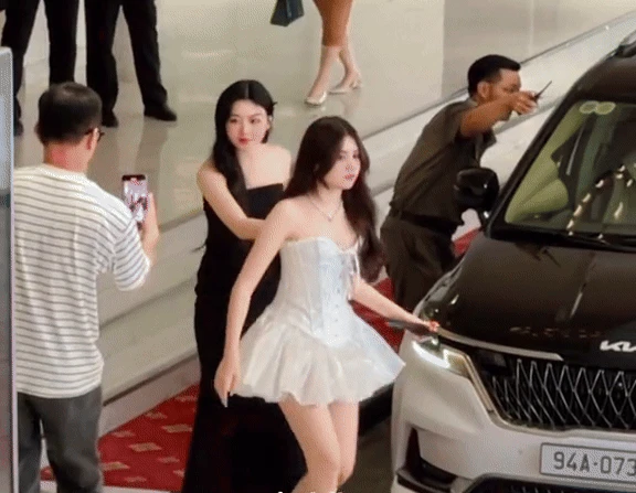 
Lọ Lem lại gây chú ý khi xuất hiện tại họp báo Chốt đơn
