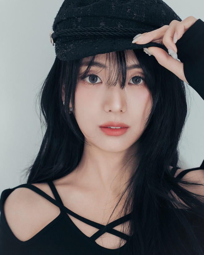 Chị gái Jisoo (BLACKPINK) gây tranh cãi khi chính thức gia nhập showbiz Hàn Quốc Từ lâu, Kim Jiyoon – chị gái ruột của Jisoo (BLACKPINK) – đã nhiều lần khiến cộng đồng mạng “dậy sóng” nhờ nhan sắc nổi bật không kém gì minh tinh. Sinh năm 1990, Jiyoon vốn là tiếp viên hàng không, hiện làm người mẫu ảnh tự do, đồng thời là mẹ của hai con. Với gương mặt thanh tú, đường nét hài hòa và phong thái sang trọng, cô luôn được nhận xét là một trong những “cực phẩm nhan sắc” trong số anh chị em của các ngôi sao Kpop. Mới đây, Kim Jiyoon bất ngờ chính thức bước chân vào làng giải trí khi tham gia chương trình thực tế Super Seller: Incentive Game – một gameshow sinh tồn dành cho những người bán hàng trực tuyến, dự kiến phát sóng từ tháng 10 trên kênh ENA. Trong video giới thiệu, cô tự tin chia sẻ về bản thân, đồng thời không ngần ngại nhắc đến em gái nổi tiếng. Ngay lập tức, sự xuất hiện của Jiyoon trở thành tâm điểm bàn luận trên mạng xã hội Hàn Quốc. Phản ứng khán giả chia làm hai luồng rõ rệt. Một bộ phận khen ngợi chị gái Jisoo trẻ trung, xinh đẹp và ủng hộ cô có sự nghiệp riêng. Tuy nhiên, nhiều ý kiến chỉ trích quyết định này, cho rằng việc tham gia một chương trình giải trí “đẳng cấp thấp” có thể ảnh hưởng đến danh tiếng toàn cầu mà Jisoo cùng BLACKPINK đã xây dựng. Không ít bình luận cho rằng Jiyoon nên sống kín tiếng, tránh bị gắn mác “dựa hơi em gái nổi tiếng”. Một số quan điểm gay gắt thậm chí so sánh với trường hợp anh chị em của BTS, cho rằng người thân của các thần tượng hàng đầu vốn đã có cuộc sống sung túc, không cần thiết phải tìm cách nổi tiếng. Thậm chí, có ý kiến mỉa mai rằng việc tham gia các show livestream bán hàng kém sang so với hào quang âm nhạc quốc tế của BLACKPINK. Dù vậy, nhiều khán giả khác phản bác, khẳng định anh chị em của người nổi tiếng vẫn là cá thể độc lập, có quyền tự do theo đuổi sự nghiệp và đam mê riêng mà không nhất thiết phải sống dưới cái bóng của ngôi sao trong gia đình. Chị gái Jisoo bị chỉ trích khi mon men tìm cách vào showbiz