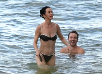 Katy Perry khoe vóc dáng nóng bỏng-ongkinh