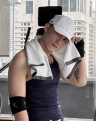 Giữa drama Sơn Tùng vẫn bình thản đăng ảnh tập gym