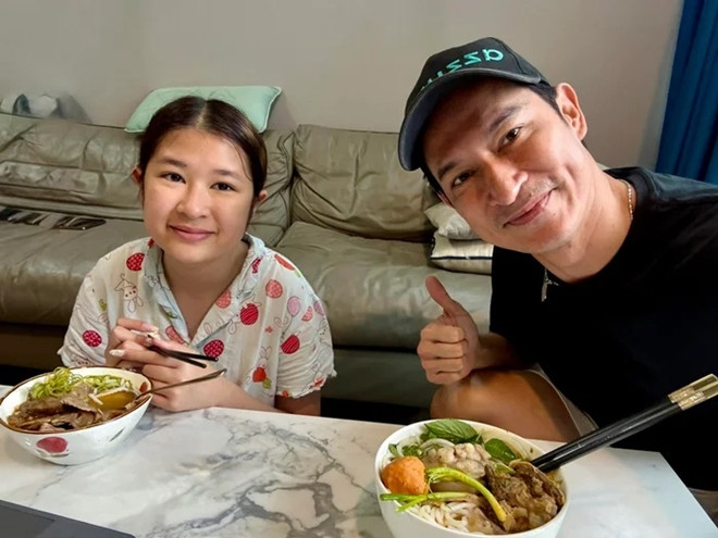 Diễn viên Huy Khánh và vợ cũ tái hợp