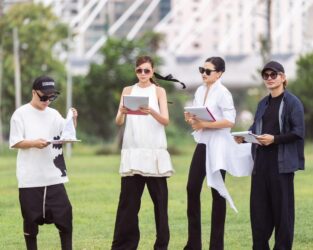 Sau Nam Trung, nghi vấn thêm giám khảo rời ghế nóng Vietnam's Next Top Model 2025 Vietnam's Next Top Model 2025 vừa trở lại sau 8 năm vắng bóng nhưng chưa kịp tạo dấu ấn chuyên môn thì đã liên tiếp vướng vào ồn ào liên quan đến dàn giám khảo. Sau khi chuyên gia trang điểm Nam Trung được cho là đã rời chương trình giữa chừng vì mâu thuẫn nội bộ, khán giả lại tiếp tục đặt nghi vấn về sự rút lui của Giám đốc Sáng tạo Hà Đỗ. Nghi vấn bắt nguồn từ đoạn clip hậu trường Thanh Hằng chia sẻ, trong đó siêu mẫu đùa rằng: “Được cái ăn không à, chưa thấy mua tặng túi bánh rán nào, mà còn đi Mỹ rồi”. Trùng hợp, trên trang cá nhân, Hà Đỗ đăng tải hình ảnh mừng sinh nhật tại San Francisco (Mỹ), trong khi chương trình vẫn đang trong quá trình ghi hình. Điều này khiến netizen đặt câu hỏi: Liệu nữ giám khảo đã rời ghế nóng, hay chỉ tranh thủ thời gian tạm nghỉ để đi Mỹ ngắn hạn? Đến thời điểm hiện tại, phía ban tổ chức Vietnam's Next Top Model chưa đưa ra phản hồi chính thức. Vì vậy, sự xuất hiện tiếp theo của Hà Đỗ trong những tập phát sóng sắp tới sẽ là câu trả lời rõ ràng nhất cho tin đồn. Với hơn 20 năm kinh nghiệm trong ngành sáng tạo, Hà Đỗ được mệnh danh là “bà trùm hình ảnh” của làng thời trang Việt. Cô từng giữ vai trò Giám đốc Sáng tạo tại Tạp chí Đẹp, cố vấn hình ảnh cho nhiều thương hiệu lớn và tham gia thiết kế sản xuất cho các phim điện ảnh đình đám. Đặc biệt, năm 2024, Hà Đỗ trở thành giám khảo Việt Nam đầu tiên tại Cannes Lions – giải thưởng sáng tạo danh giá toàn cầu. Trên ghế nóng VNTM, Hà Đỗ không ít lần gây chú ý bởi những nhận xét thẳng thắn, đôi khi gay gắt, trở thành tâm điểm bàn luận trên mạng xã hội. Một bộ phận khán giả cho rằng sự nghiêm khắc này tạo thêm “drama” cho chương trình, trong khi nhiều người khác lại đánh giá đó là sự cần thiết trong một cuộc thi khốc liệt. Sự ra đi của Nam Trung cùng những đồn đoán về việc Hà Đỗ vắng mặt đang khiến công chúng lo lắng cho sự ổn định của mùa giải năm nay. Bộ tứ quyền lực – Thanh Hằng, Hà Đỗ, Đỗ Mạnh Cường và Nam Trung – vốn được kỳ vọng sẽ tái tạo sức hút cho chương trình, nhưng nay lại vướng vào xáo trộn nhân sự. Liệu Vietnam's Next Top Model 2025 có duy trì được sức nóng hay không vẫn là câu hỏi bỏ ngỏ, buộc khán giả phải tiếp tục chờ đợi ở những tập phát sóng kế tiếp.