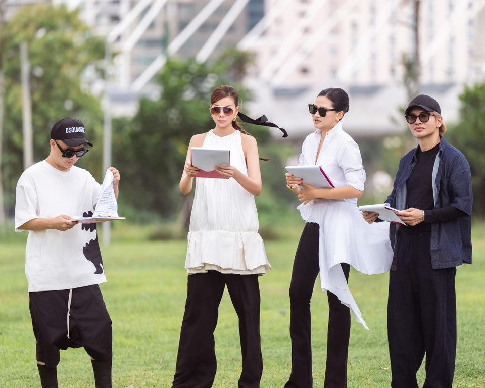 Sau Nam Trung, nghi vấn thêm giám khảo rời ghế nóng Vietnam's Next Top Model 2025

Vietnam's Next Top Model 2025 vừa trở lại sau 8 năm vắng bóng nhưng chưa kịp tạo dấu ấn chuyên môn thì đã liên tiếp vướng vào ồn ào liên quan đến dàn giám khảo. Sau khi chuyên gia trang điểm Nam Trung được cho là đã rời chương trình giữa chừng vì mâu thuẫn nội bộ, khán giả lại tiếp tục đặt nghi vấn về sự rút lui của Giám đốc Sáng tạo Hà Đỗ.

Nghi vấn bắt nguồn từ đoạn clip hậu trường Thanh Hằng chia sẻ, trong đó siêu mẫu đùa rằng: “Được cái ăn không à, chưa thấy mua tặng túi bánh rán nào, mà còn đi Mỹ rồi”. Trùng hợp, trên trang cá nhân, Hà Đỗ đăng tải hình ảnh mừng sinh nhật tại San Francisco (Mỹ), trong khi chương trình vẫn đang trong quá trình ghi hình. Điều này khiến netizen đặt câu hỏi: Liệu nữ giám khảo đã rời ghế nóng, hay chỉ tranh thủ thời gian tạm nghỉ để đi Mỹ ngắn hạn?

Đến thời điểm hiện tại, phía ban tổ chức Vietnam's Next Top Model chưa đưa ra phản hồi chính thức. Vì vậy, sự xuất hiện tiếp theo của Hà Đỗ trong những tập phát sóng sắp tới sẽ là câu trả lời rõ ràng nhất cho tin đồn.

Với hơn 20 năm kinh nghiệm trong ngành sáng tạo, Hà Đỗ được mệnh danh là “bà trùm hình ảnh” của làng thời trang Việt. Cô từng giữ vai trò Giám đốc Sáng tạo tại Tạp chí Đẹp, cố vấn hình ảnh cho nhiều thương hiệu lớn và tham gia thiết kế sản xuất cho các phim điện ảnh đình đám. Đặc biệt, năm 2024, Hà Đỗ trở thành giám khảo Việt Nam đầu tiên tại Cannes Lions – giải thưởng sáng tạo danh giá toàn cầu.

Trên ghế nóng VNTM, Hà Đỗ không ít lần gây chú ý bởi những nhận xét thẳng thắn, đôi khi gay gắt, trở thành tâm điểm bàn luận trên mạng xã hội. Một bộ phận khán giả cho rằng sự nghiêm khắc này tạo thêm “drama” cho chương trình, trong khi nhiều người khác lại đánh giá đó là sự cần thiết trong một cuộc thi khốc liệt.

Sự ra đi của Nam Trung cùng những đồn đoán về việc Hà Đỗ vắng mặt đang khiến công chúng lo lắng cho sự ổn định của mùa giải năm nay. Bộ tứ quyền lực – Thanh Hằng, Hà Đỗ, Đỗ Mạnh Cường và Nam Trung – vốn được kỳ vọng sẽ tái tạo sức hút cho chương trình, nhưng nay lại vướng vào xáo trộn nhân sự. Liệu Vietnam's Next Top Model 2025 có duy trì được sức nóng hay không vẫn là câu hỏi bỏ ngỏ, buộc khán giả phải tiếp tục chờ đợi ở những tập phát sóng kế tiếp.
