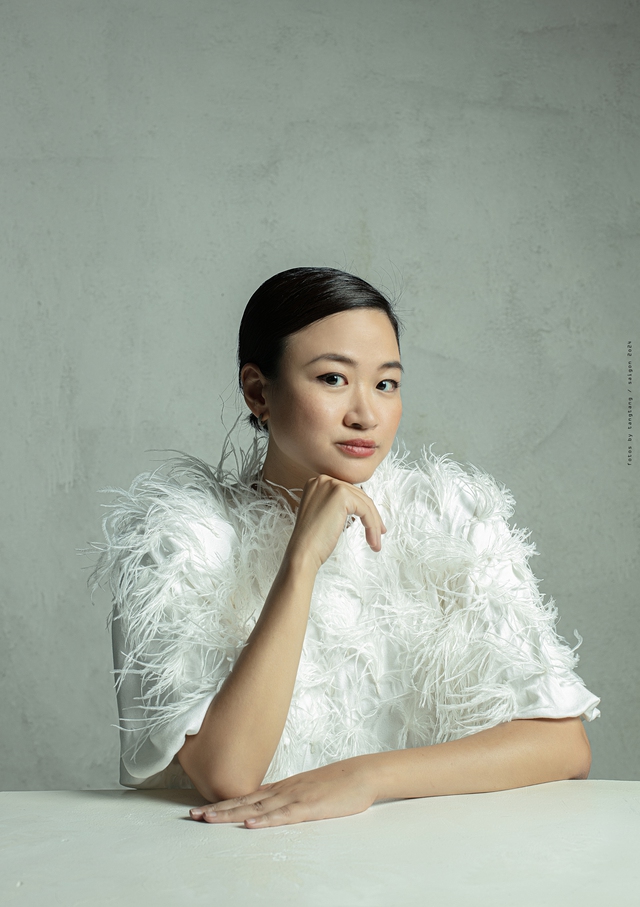 Sau Nam Trung, nghi vấn thêm giám khảo rời ghế nóng Vietnam's Next Top Model 2025

Vietnam's Next Top Model 2025 vừa trở lại sau 8 năm vắng bóng nhưng chưa kịp tạo dấu ấn chuyên môn thì đã liên tiếp vướng vào ồn ào liên quan đến dàn giám khảo. Sau khi chuyên gia trang điểm Nam Trung được cho là đã rời chương trình giữa chừng vì mâu thuẫn nội bộ, khán giả lại tiếp tục đặt nghi vấn về sự rút lui của Giám đốc Sáng tạo Hà Đỗ.

Nghi vấn bắt nguồn từ đoạn clip hậu trường Thanh Hằng chia sẻ, trong đó siêu mẫu đùa rằng: “Được cái ăn không à, chưa thấy mua tặng túi bánh rán nào, mà còn đi Mỹ rồi”. Trùng hợp, trên trang cá nhân, Hà Đỗ đăng tải hình ảnh mừng sinh nhật tại San Francisco (Mỹ), trong khi chương trình vẫn đang trong quá trình ghi hình. Điều này khiến netizen đặt câu hỏi: Liệu nữ giám khảo đã rời ghế nóng, hay chỉ tranh thủ thời gian tạm nghỉ để đi Mỹ ngắn hạn?

Đến thời điểm hiện tại, phía ban tổ chức Vietnam's Next Top Model chưa đưa ra phản hồi chính thức. Vì vậy, sự xuất hiện tiếp theo của Hà Đỗ trong những tập phát sóng sắp tới sẽ là câu trả lời rõ ràng nhất cho tin đồn.

Với hơn 20 năm kinh nghiệm trong ngành sáng tạo, Hà Đỗ được mệnh danh là “bà trùm hình ảnh” của làng thời trang Việt. Cô từng giữ vai trò Giám đốc Sáng tạo tại Tạp chí Đẹp, cố vấn hình ảnh cho nhiều thương hiệu lớn và tham gia thiết kế sản xuất cho các phim điện ảnh đình đám. Đặc biệt, năm 2024, Hà Đỗ trở thành giám khảo Việt Nam đầu tiên tại Cannes Lions – giải thưởng sáng tạo danh giá toàn cầu.

Trên ghế nóng VNTM, Hà Đỗ không ít lần gây chú ý bởi những nhận xét thẳng thắn, đôi khi gay gắt, trở thành tâm điểm bàn luận trên mạng xã hội. Một bộ phận khán giả cho rằng sự nghiêm khắc này tạo thêm “drama” cho chương trình, trong khi nhiều người khác lại đánh giá đó là sự cần thiết trong một cuộc thi khốc liệt.

Sự ra đi của Nam Trung cùng những đồn đoán về việc Hà Đỗ vắng mặt đang khiến công chúng lo lắng cho sự ổn định của mùa giải năm nay. Bộ tứ quyền lực – Thanh Hằng, Hà Đỗ, Đỗ Mạnh Cường và Nam Trung – vốn được kỳ vọng sẽ tái tạo sức hút cho chương trình, nhưng nay lại vướng vào xáo trộn nhân sự. Liệu Vietnam's Next Top Model 2025 có duy trì được sức nóng hay không vẫn là câu hỏi bỏ ngỏ, buộc khán giả phải tiếp tục chờ đợi ở những tập phát sóng kế tiếp.