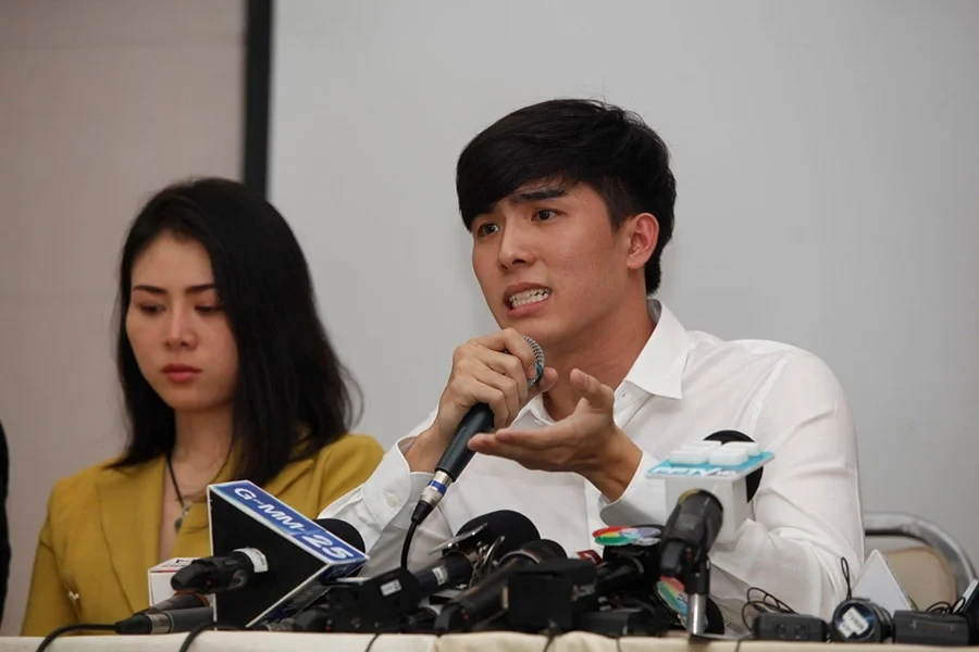 Nam diễn viên Thái Lan Chirachpisis Charawichit, thường được biết đến với nghệ danh Boom, từng là một trong những gương mặt trẻ triển vọng của ngành giải trí nước này. Tuy nhiên, con đường nghệ thuật của anh đã bị chệch hướng một cách đầy kịch tính và tai tiếng khi vướng vào vụ án lừa đảo tiền điện tử quy mô lớn, gây chấn động không chỉ làng giải trí mà cả dư luận Thái Lan. Sự việc xảy ra vào năm 2018 nhưng đến nay, mỗi lần nam diễn viên tái xuất đều khiến truyền thông và công chúng nhắc lại như một vết thương chưa lành.

**"Nam diễn viên từng bị bắt tại phim trường đúng ngày sinh nhật do liên quan đường dây lừa đảo 500 tỷ đồng chấn động cả showbiz"** – dòng tít ấy từng xuất hiện dày đặc trên các mặt báo, đi kèm hình ảnh Boom bị còng tay rời khỏi phim trường trong ánh mắt sửng sốt của cả ê-kíp lẫn người hâm mộ. Đáng nói hơn, thời điểm bị bắt giữ lại rơi đúng vào ngày sinh nhật lần thứ 27 của anh, càng khiến vụ việc trở nên ám ảnh và gây nhiều tiếc nuối.

Theo thông tin từ phía cơ quan chức năng, Boom bị cáo buộc có dính líu đến một đường dây lừa đảo và rửa tiền với số tiền lên tới gần 800 triệu baht, tương đương khoảng **560 tỷ đồng Việt Nam**. Vụ việc liên quan đến việc kêu gọi đầu tư vào đồng tiền điện tử Dragon Coin (DGC), trong đó nhóm đối tượng lừa đảo – có sự xuất hiện của Boom – đã dụ dỗ nhiều nhà đầu tư nước ngoài, sau đó chiếm đoạt lượng lớn tài sản. Vụ án được gọi là **“vụ lừa đảo tiền điện tử lớn nhất Thái Lan”** ở thời điểm đó, và Boom trở thành nhân vật tâm điểm giữa vòng xoáy truyền thông và điều tra pháp lý.

Trước khi bị bắt, Boom từng được biết đến qua các bộ phim truyền hình như *Bad Romance The Series*, *Đoạn đường cuối cùng*, và nhiều dự án phát sóng trên các đài lớn như Channel 3 hay GMM25. Anh còn là gương mặt người mẫu quen thuộc, thường xuyên xuất hiện trong các sự kiện giải trí và quảng cáo thương hiệu. Với ngoại hình sáng cùng phong cách chuyên nghiệp, Boom từng được kỳ vọng sẽ vươn lên hàng ngũ sao hạng A của màn ảnh Thái.

**"Boom đã được tại ngoại chờ điều tra và tổ chức họp báo cùng luật sư và gia đình để phủ nhận các cáo buộc, khẳng định bản thân vô tội và sẽ theo đuổi vụ kiện đến cùng để làm rõ sự thật tại tòa"** – đó là phát biểu chính thức mà nam diễn viên đưa ra ngay sau khi được thả khỏi trại giam. Anh cho biết bản thân xuất hiện trong các giao dịch đầu tư là do liên quan đến hoạt động kinh doanh của anh trai, người trực tiếp làm việc với các nhà đầu tư, và phủ nhận có bất kỳ ý đồ gian lận nào.

Dù vậy, hậu quả từ scandal này đã khiến sự nghiệp của Boom gần như sụp đổ. Các dự án đang quay lập tức bị đình chỉ, một số vai diễn bị cắt hoặc thay thế, hình ảnh của anh biến mất khỏi truyền thông trong suốt một thời gian dài. Từ một cái tên sáng giá đang trên đà thăng tiến, Boom bỗng chốc trở thành biểu tượng của bê bối và mất đi phần lớn sự tín nhiệm từ khán giả.

Năm 2023, Boom nỗ lực tái xuất với một vai diễn lớn nhưng vẫn bị dư luận quay lưng. Sau lần trở lại không thành công ấy, anh tiếp tục “ở ẩn” cho đến đầu năm nay mới góp mặt trong bộ phim truyền hình *Top Form*. Tuy không tạo tiếng vang lớn, *Top Form* vẫn nhận được phản hồi tích cực, đặc biệt là về mặt nội dung và diễn xuất. Đây được xem là một tín hiệu khởi đầu cho hành trình gầy dựng lại danh tiếng sau nhiều năm im ắng.

**"Hiện tại, tuy sự nghiệp chưa thể phục hồi như thời kỳ đỉnh cao, nhưng Boom vẫn hoạt động trong ngành giải trí với mong muốn dần lấy lại niềm tin của khán giả"** – đây là lời nhận xét mà giới truyền thông Thái Lan gần đây dành cho nam diễn viên. Dù vẫn còn không ít người nghi ngờ và dè dặt, nhưng không thể phủ nhận rằng anh đang nỗ lực, từng bước quay lại với ánh đèn sân khấu, không bỏ cuộc giữa chừng.

Vụ án pháp lý năm nào có thể chưa hoàn toàn khép lại trong lòng công chúng, nhưng thái độ đối mặt, sự kiên trì và tinh thần tiếp tục làm nghề của Boom đang dần định hình lại hình ảnh của anh trong mắt người hâm mộ. Câu chuyện của nam diễn viên là một lời nhắc nhớ rằng, trong ngành giải trí khắc nghiệt, đôi khi một bước sai có thể đánh đổi cả sự nghiệp, nhưng cũng có những người chọn đứng dậy để sửa sai – dù hành trình đó có gian nan đến đâu.
