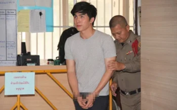 Nam diễn viên Thái Lan Chirachpisis Charawichit, thường được biết đến với nghệ danh Boom, từng là một trong những gương mặt trẻ triển vọng của ngành giải trí nước này. Tuy nhiên, con đường nghệ thuật của anh đã bị chệch hướng một cách đầy kịch tính và tai tiếng khi vướng vào vụ án lừa đảo tiền điện tử quy mô lớn, gây chấn động không chỉ làng giải trí mà cả dư luận Thái Lan. Sự việc xảy ra vào năm 2018 nhưng đến nay, mỗi lần nam diễn viên tái xuất đều khiến truyền thông và công chúng nhắc lại như một vết thương chưa lành. **"Nam diễn viên từng bị bắt tại phim trường đúng ngày sinh nhật do liên quan đường dây lừa đảo 500 tỷ đồng chấn động cả showbiz"** – dòng tít ấy từng xuất hiện dày đặc trên các mặt báo, đi kèm hình ảnh Boom bị còng tay rời khỏi phim trường trong ánh mắt sửng sốt của cả ê-kíp lẫn người hâm mộ. Đáng nói hơn, thời điểm bị bắt giữ lại rơi đúng vào ngày sinh nhật lần thứ 27 của anh, càng khiến vụ việc trở nên ám ảnh và gây nhiều tiếc nuối. Theo thông tin từ phía cơ quan chức năng, Boom bị cáo buộc có dính líu đến một đường dây lừa đảo và rửa tiền với số tiền lên tới gần 800 triệu baht, tương đương khoảng **560 tỷ đồng Việt Nam**. Vụ việc liên quan đến việc kêu gọi đầu tư vào đồng tiền điện tử Dragon Coin (DGC), trong đó nhóm đối tượng lừa đảo – có sự xuất hiện của Boom – đã dụ dỗ nhiều nhà đầu tư nước ngoài, sau đó chiếm đoạt lượng lớn tài sản. Vụ án được gọi là **“vụ lừa đảo tiền điện tử lớn nhất Thái Lan”** ở thời điểm đó, và Boom trở thành nhân vật tâm điểm giữa vòng xoáy truyền thông và điều tra pháp lý. Trước khi bị bắt, Boom từng được biết đến qua các bộ phim truyền hình như *Bad Romance The Series*, *Đoạn đường cuối cùng*, và nhiều dự án phát sóng trên các đài lớn như Channel 3 hay GMM25. Anh còn là gương mặt người mẫu quen thuộc, thường xuyên xuất hiện trong các sự kiện giải trí và quảng cáo thương hiệu. Với ngoại hình sáng cùng phong cách chuyên nghiệp, Boom từng được kỳ vọng sẽ vươn lên hàng ngũ sao hạng A của màn ảnh Thái. **"Boom đã được tại ngoại chờ điều tra và tổ chức họp báo cùng luật sư và gia đình để phủ nhận các cáo buộc, khẳng định bản thân vô tội và sẽ theo đuổi vụ kiện đến cùng để làm rõ sự thật tại tòa"** – đó là phát biểu chính thức mà nam diễn viên đưa ra ngay sau khi được thả khỏi trại giam. Anh cho biết bản thân xuất hiện trong các giao dịch đầu tư là do liên quan đến hoạt động kinh doanh của anh trai, người trực tiếp làm việc với các nhà đầu tư, và phủ nhận có bất kỳ ý đồ gian lận nào. Dù vậy, hậu quả từ scandal này đã khiến sự nghiệp của Boom gần như sụp đổ. Các dự án đang quay lập tức bị đình chỉ, một số vai diễn bị cắt hoặc thay thế, hình ảnh của anh biến mất khỏi truyền thông trong suốt một thời gian dài. Từ một cái tên sáng giá đang trên đà thăng tiến, Boom bỗng chốc trở thành biểu tượng của bê bối và mất đi phần lớn sự tín nhiệm từ khán giả. Năm 2023, Boom nỗ lực tái xuất với một vai diễn lớn nhưng vẫn bị dư luận quay lưng. Sau lần trở lại không thành công ấy, anh tiếp tục “ở ẩn” cho đến đầu năm nay mới góp mặt trong bộ phim truyền hình *Top Form*. Tuy không tạo tiếng vang lớn, *Top Form* vẫn nhận được phản hồi tích cực, đặc biệt là về mặt nội dung và diễn xuất. Đây được xem là một tín hiệu khởi đầu cho hành trình gầy dựng lại danh tiếng sau nhiều năm im ắng. **"Hiện tại, tuy sự nghiệp chưa thể phục hồi như thời kỳ đỉnh cao, nhưng Boom vẫn hoạt động trong ngành giải trí với mong muốn dần lấy lại niềm tin của khán giả"** – đây là lời nhận xét mà giới truyền thông Thái Lan gần đây dành cho nam diễn viên. Dù vẫn còn không ít người nghi ngờ và dè dặt, nhưng không thể phủ nhận rằng anh đang nỗ lực, từng bước quay lại với ánh đèn sân khấu, không bỏ cuộc giữa chừng. Vụ án pháp lý năm nào có thể chưa hoàn toàn khép lại trong lòng công chúng, nhưng thái độ đối mặt, sự kiên trì và tinh thần tiếp tục làm nghề của Boom đang dần định hình lại hình ảnh của anh trong mắt người hâm mộ. Câu chuyện của nam diễn viên là một lời nhắc nhớ rằng, trong ngành giải trí khắc nghiệt, đôi khi một bước sai có thể đánh đổi cả sự nghiệp, nhưng cũng có những người chọn đứng dậy để sửa sai – dù hành trình đó có gian nan đến đâu.