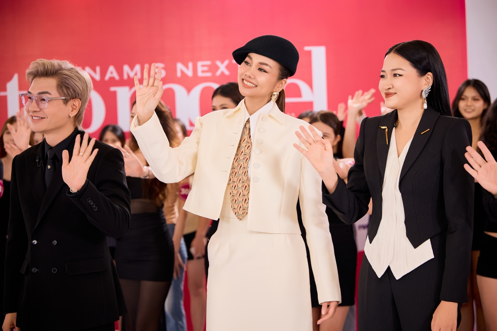 Sau Nam Trung, nghi vấn thêm giám khảo rời ghế nóng Vietnam's Next Top Model 2025

Vietnam's Next Top Model 2025 vừa trở lại sau 8 năm vắng bóng nhưng chưa kịp tạo dấu ấn chuyên môn thì đã liên tiếp vướng vào ồn ào liên quan đến dàn giám khảo. Sau khi chuyên gia trang điểm Nam Trung được cho là đã rời chương trình giữa chừng vì mâu thuẫn nội bộ, khán giả lại tiếp tục đặt nghi vấn về sự rút lui của Giám đốc Sáng tạo Hà Đỗ.

Nghi vấn bắt nguồn từ đoạn clip hậu trường Thanh Hằng chia sẻ, trong đó siêu mẫu đùa rằng: “Được cái ăn không à, chưa thấy mua tặng túi bánh rán nào, mà còn đi Mỹ rồi”. Trùng hợp, trên trang cá nhân, Hà Đỗ đăng tải hình ảnh mừng sinh nhật tại San Francisco (Mỹ), trong khi chương trình vẫn đang trong quá trình ghi hình. Điều này khiến netizen đặt câu hỏi: Liệu nữ giám khảo đã rời ghế nóng, hay chỉ tranh thủ thời gian tạm nghỉ để đi Mỹ ngắn hạn?

Đến thời điểm hiện tại, phía ban tổ chức Vietnam's Next Top Model chưa đưa ra phản hồi chính thức. Vì vậy, sự xuất hiện tiếp theo của Hà Đỗ trong những tập phát sóng sắp tới sẽ là câu trả lời rõ ràng nhất cho tin đồn.

Với hơn 20 năm kinh nghiệm trong ngành sáng tạo, Hà Đỗ được mệnh danh là “bà trùm hình ảnh” của làng thời trang Việt. Cô từng giữ vai trò Giám đốc Sáng tạo tại Tạp chí Đẹp, cố vấn hình ảnh cho nhiều thương hiệu lớn và tham gia thiết kế sản xuất cho các phim điện ảnh đình đám. Đặc biệt, năm 2024, Hà Đỗ trở thành giám khảo Việt Nam đầu tiên tại Cannes Lions – giải thưởng sáng tạo danh giá toàn cầu.

Trên ghế nóng VNTM, Hà Đỗ không ít lần gây chú ý bởi những nhận xét thẳng thắn, đôi khi gay gắt, trở thành tâm điểm bàn luận trên mạng xã hội. Một bộ phận khán giả cho rằng sự nghiêm khắc này tạo thêm “drama” cho chương trình, trong khi nhiều người khác lại đánh giá đó là sự cần thiết trong một cuộc thi khốc liệt.

Sự ra đi của Nam Trung cùng những đồn đoán về việc Hà Đỗ vắng mặt đang khiến công chúng lo lắng cho sự ổn định của mùa giải năm nay. Bộ tứ quyền lực – Thanh Hằng, Hà Đỗ, Đỗ Mạnh Cường và Nam Trung – vốn được kỳ vọng sẽ tái tạo sức hút cho chương trình, nhưng nay lại vướng vào xáo trộn nhân sự. Liệu Vietnam's Next Top Model 2025 có duy trì được sức nóng hay không vẫn là câu hỏi bỏ ngỏ, buộc khán giả phải tiếp tục chờ đợi ở những tập phát sóng kế tiếp.