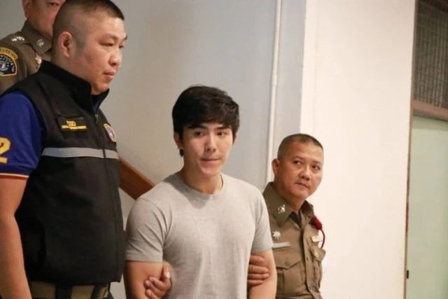 Nam diễn viên Thái Lan Chirachpisis Charawichit, thường được biết đến với nghệ danh Boom, từng là một trong những gương mặt trẻ triển vọng của ngành giải trí nước này. Tuy nhiên, con đường nghệ thuật của anh đã bị chệch hướng một cách đầy kịch tính và tai tiếng khi vướng vào vụ án lừa đảo tiền điện tử quy mô lớn, gây chấn động không chỉ làng giải trí mà cả dư luận Thái Lan. Sự việc xảy ra vào năm 2018 nhưng đến nay, mỗi lần nam diễn viên tái xuất đều khiến truyền thông và công chúng nhắc lại như một vết thương chưa lành.

**"Nam diễn viên từng bị bắt tại phim trường đúng ngày sinh nhật do liên quan đường dây lừa đảo 500 tỷ đồng chấn động cả showbiz"** – dòng tít ấy từng xuất hiện dày đặc trên các mặt báo, đi kèm hình ảnh Boom bị còng tay rời khỏi phim trường trong ánh mắt sửng sốt của cả ê-kíp lẫn người hâm mộ. Đáng nói hơn, thời điểm bị bắt giữ lại rơi đúng vào ngày sinh nhật lần thứ 27 của anh, càng khiến vụ việc trở nên ám ảnh và gây nhiều tiếc nuối.

Theo thông tin từ phía cơ quan chức năng, Boom bị cáo buộc có dính líu đến một đường dây lừa đảo và rửa tiền với số tiền lên tới gần 800 triệu baht, tương đương khoảng **560 tỷ đồng Việt Nam**. Vụ việc liên quan đến việc kêu gọi đầu tư vào đồng tiền điện tử Dragon Coin (DGC), trong đó nhóm đối tượng lừa đảo – có sự xuất hiện của Boom – đã dụ dỗ nhiều nhà đầu tư nước ngoài, sau đó chiếm đoạt lượng lớn tài sản. Vụ án được gọi là **“vụ lừa đảo tiền điện tử lớn nhất Thái Lan”** ở thời điểm đó, và Boom trở thành nhân vật tâm điểm giữa vòng xoáy truyền thông và điều tra pháp lý.

Trước khi bị bắt, Boom từng được biết đến qua các bộ phim truyền hình như *Bad Romance The Series*, *Đoạn đường cuối cùng*, và nhiều dự án phát sóng trên các đài lớn như Channel 3 hay GMM25. Anh còn là gương mặt người mẫu quen thuộc, thường xuyên xuất hiện trong các sự kiện giải trí và quảng cáo thương hiệu. Với ngoại hình sáng cùng phong cách chuyên nghiệp, Boom từng được kỳ vọng sẽ vươn lên hàng ngũ sao hạng A của màn ảnh Thái.

**"Boom đã được tại ngoại chờ điều tra và tổ chức họp báo cùng luật sư và gia đình để phủ nhận các cáo buộc, khẳng định bản thân vô tội và sẽ theo đuổi vụ kiện đến cùng để làm rõ sự thật tại tòa"** – đó là phát biểu chính thức mà nam diễn viên đưa ra ngay sau khi được thả khỏi trại giam. Anh cho biết bản thân xuất hiện trong các giao dịch đầu tư là do liên quan đến hoạt động kinh doanh của anh trai, người trực tiếp làm việc với các nhà đầu tư, và phủ nhận có bất kỳ ý đồ gian lận nào.

Dù vậy, hậu quả từ scandal này đã khiến sự nghiệp của Boom gần như sụp đổ. Các dự án đang quay lập tức bị đình chỉ, một số vai diễn bị cắt hoặc thay thế, hình ảnh của anh biến mất khỏi truyền thông trong suốt một thời gian dài. Từ một cái tên sáng giá đang trên đà thăng tiến, Boom bỗng chốc trở thành biểu tượng của bê bối và mất đi phần lớn sự tín nhiệm từ khán giả.

Năm 2023, Boom nỗ lực tái xuất với một vai diễn lớn nhưng vẫn bị dư luận quay lưng. Sau lần trở lại không thành công ấy, anh tiếp tục “ở ẩn” cho đến đầu năm nay mới góp mặt trong bộ phim truyền hình *Top Form*. Tuy không tạo tiếng vang lớn, *Top Form* vẫn nhận được phản hồi tích cực, đặc biệt là về mặt nội dung và diễn xuất. Đây được xem là một tín hiệu khởi đầu cho hành trình gầy dựng lại danh tiếng sau nhiều năm im ắng.

**"Hiện tại, tuy sự nghiệp chưa thể phục hồi như thời kỳ đỉnh cao, nhưng Boom vẫn hoạt động trong ngành giải trí với mong muốn dần lấy lại niềm tin của khán giả"** – đây là lời nhận xét mà giới truyền thông Thái Lan gần đây dành cho nam diễn viên. Dù vẫn còn không ít người nghi ngờ và dè dặt, nhưng không thể phủ nhận rằng anh đang nỗ lực, từng bước quay lại với ánh đèn sân khấu, không bỏ cuộc giữa chừng.

Vụ án pháp lý năm nào có thể chưa hoàn toàn khép lại trong lòng công chúng, nhưng thái độ đối mặt, sự kiên trì và tinh thần tiếp tục làm nghề của Boom đang dần định hình lại hình ảnh của anh trong mắt người hâm mộ. Câu chuyện của nam diễn viên là một lời nhắc nhớ rằng, trong ngành giải trí khắc nghiệt, đôi khi một bước sai có thể đánh đổi cả sự nghiệp, nhưng cũng có những người chọn đứng dậy để sửa sai – dù hành trình đó có gian nan đến đâu.
