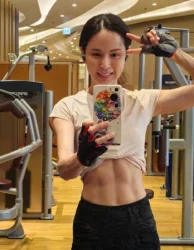 Lý Nhược Đồng khoe body cực phẩm tuổi 58