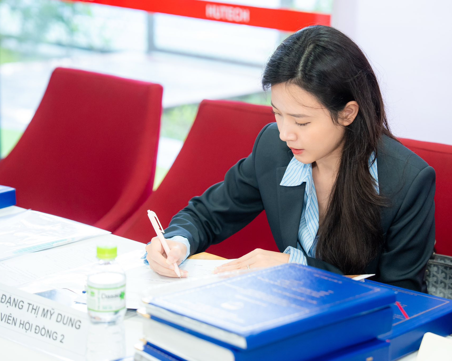 Midu bị chụp lén khi đi chấm thi cho sinh viên