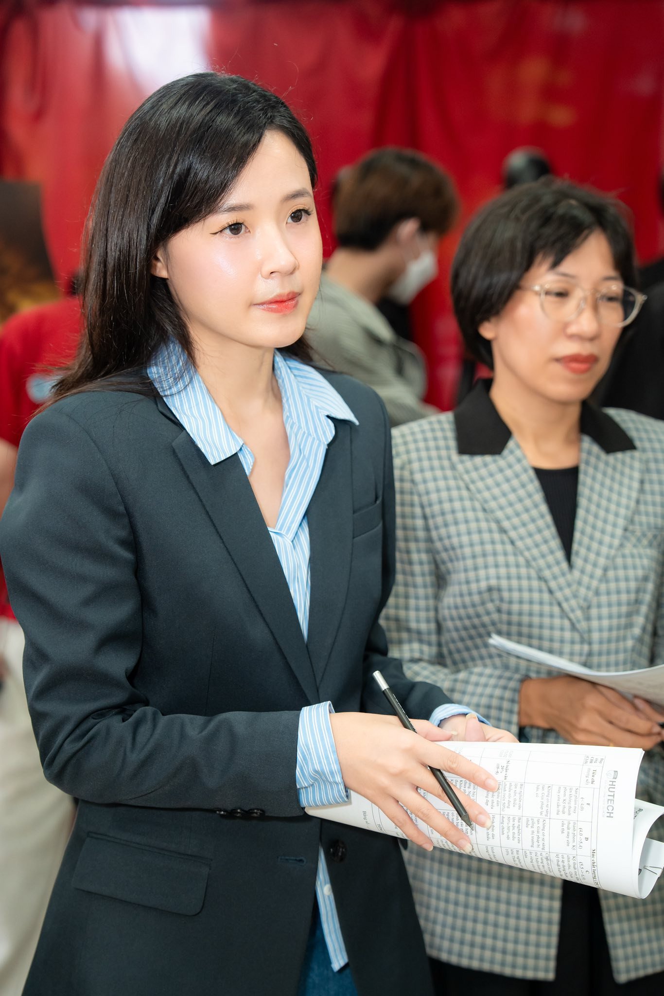 Midu bị chụp lén khi đi chấm thi cho sinh viên