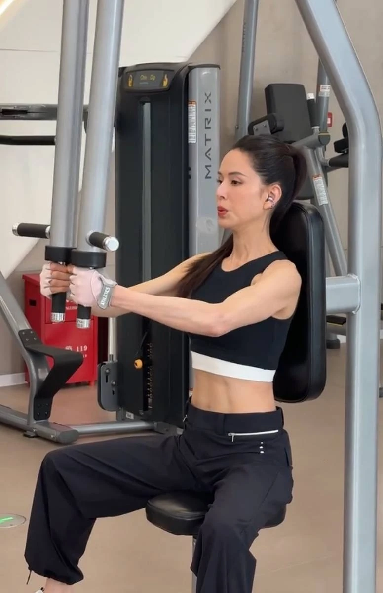 Lý Nhược Đồng khoe body cực phẩm tuổi 58