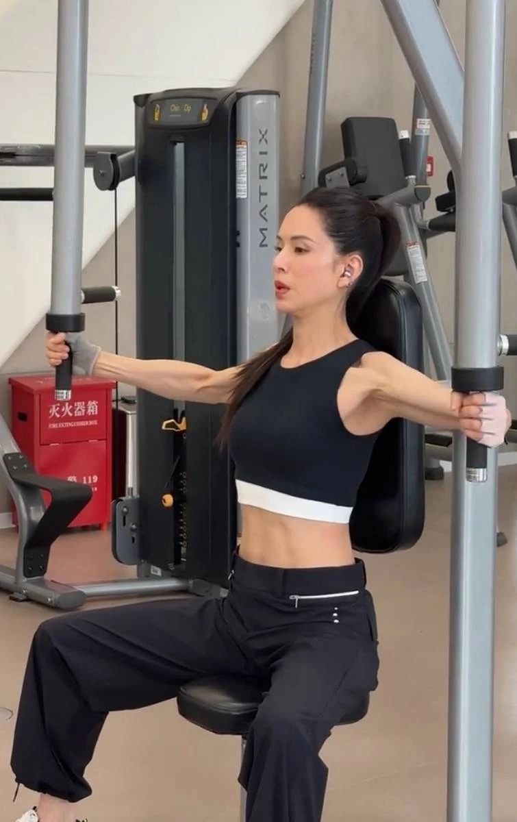 Lý Nhược Đồng khoe body cực phẩm tuổi 58