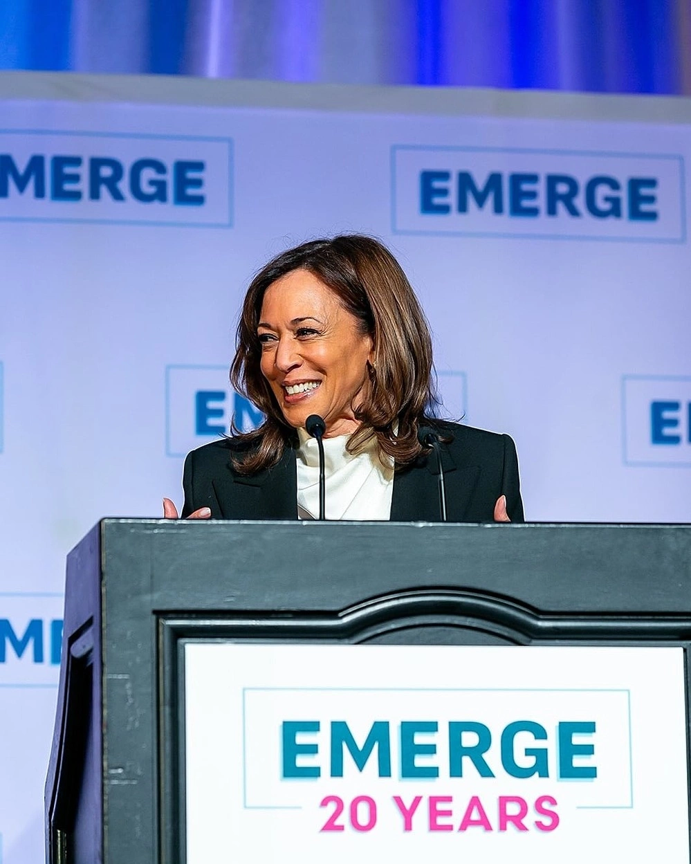 Bà Kamala Harris ra mắt hồi ký