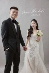 Tiền đạo Nguyễn Văn Tùng lên xe hoa
