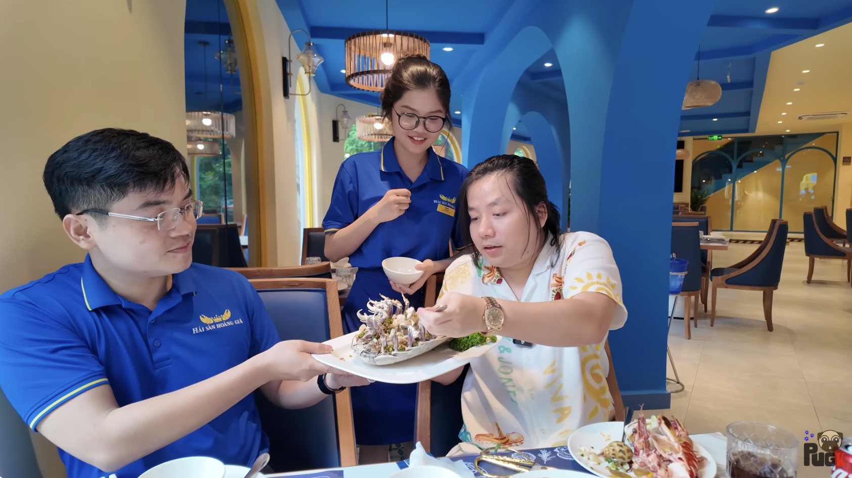 Khoa Pug có 1 hành xử nhỏ với người phục vụ bàn liền lộ ra tất cả