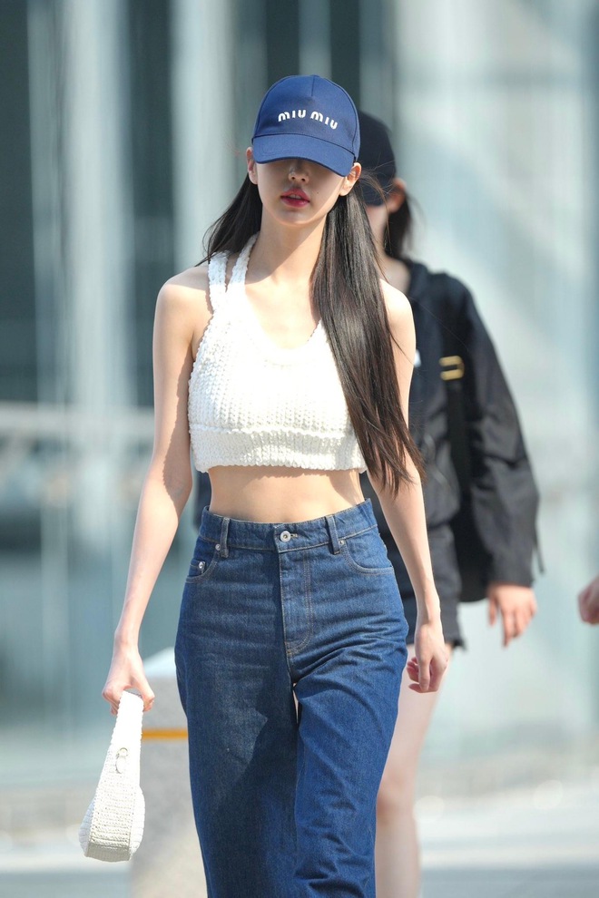 Jang Won Young bị ném đá vì ăn mặc quá nhạy cảm nơi công cộng