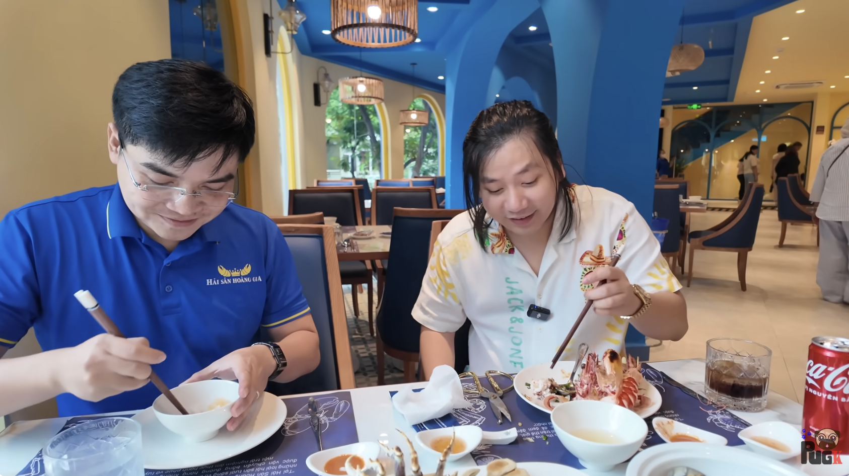 Khoa Pug có 1 hành xử nhỏ với người phục vụ bàn liền lộ ra tất cả