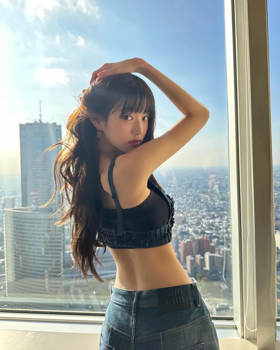 Jang Won Young bị ném đá vì ăn mặc quá nhạy cảm nơi công cộng