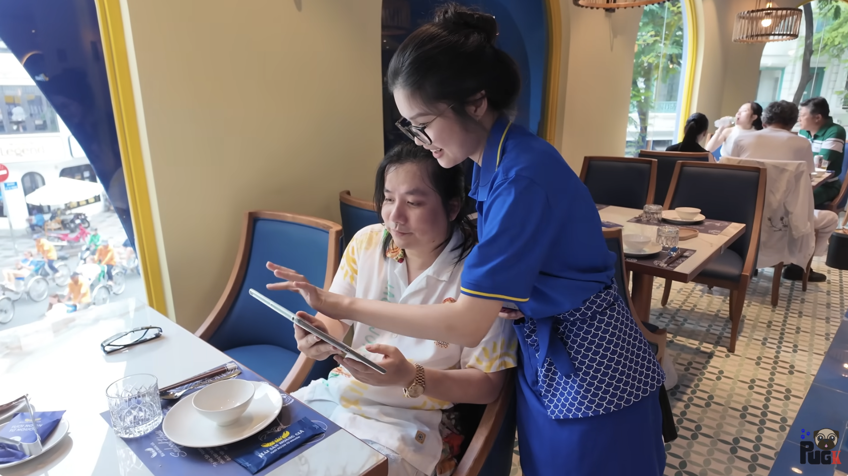Khoa Pug có 1 hành xử nhỏ với người phục vụ bàn liền lộ ra tất cả