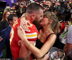 Dòng chú thích bí ẩn dưới bài đăng cầu hôn của Taylor Swift: "Cô tiếng Anh, thầy thể dục" là gì?