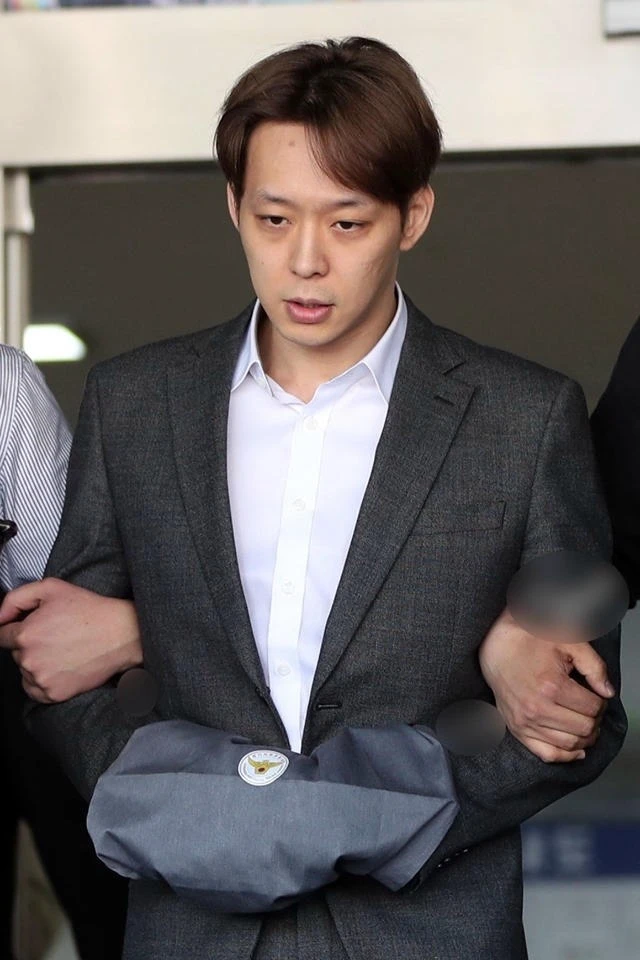 Nam thần Park Yoochun tái xuất với ngoại hình gây sốc