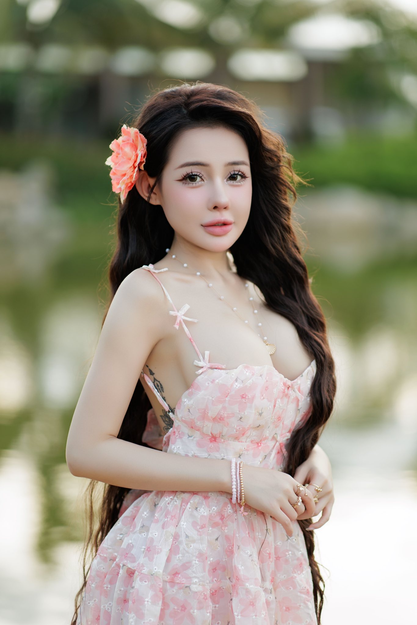 Ngân 98 để loạt khán giả đụng chạm vòng 1 khi đi biểu diễn
