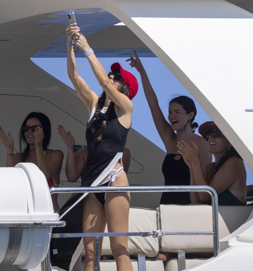 Selena Gomez đang trở thành tâm điểm chú ý của truyền thông quốc tế sau khi loạt hình ảnh cô xuất hiện tại Cabo San Lucas, Mexico được lan truyền. Nữ ca sĩ tổ chức tiệc trên du thuyền sang trọng cùng hội bạn thân, không có sự xuất hiện của vị hôn phu Benny Blanco. Chính chi tiết này đã khiến cư dân mạng dấy lên nghi vấn đây là tiệc độc thân trước khi cô chính thức “lên xe hoa”. Tuy nhiên, điều khiến công chúng bàn tán nhiều nhất không phải là nội dung buổi tiệc mà là vóc dáng thay đổi rõ rệt của Selena Gomez. Nếu như trong nhiều năm qua, nữ ca sĩ phải đối diện với việc tăng cân do ảnh hưởng từ căn bệnh lupus và tác dụng phụ của thuốc điều trị, thì nay, cô bất ngờ xuất hiện với thân hình gọn gàng, săn chắc. Trong loạt ảnh paparazzi ghi lại, Selena diện áo tắm đen đơn giản nhưng khoe được dáng vẻ thon gọn gần như quay lại thời kỳ đỉnh cao trước khi mắc bệnh. Netizen nhanh chóng đưa ra nhận định rằng vì chuẩn bị bước vào hôn nhân nên Selena đã có kế hoạch giảm cân nghiêm túc, giúp bản thân trẻ trung và khỏe mạnh hơn để tự tin xuất hiện trong ngày trọng đại.

Cùng với những lời khen ngợi cho sự thay đổi tích cực, nhiều người cũng bày tỏ sự xúc động khi thấy Selena rạng rỡ sau quãng thời gian dài chống chọi bệnh tật. Vóc dáng mới này được cho là kết quả của việc kết hợp chế độ ăn uống, luyện tập cũng như tinh thần thoải mái khi chuẩn bị cho hôn lễ. Một số bình luận còn khẳng định: **“Selena Gomez giảm cân cỡ này, đúng là sắp cưới có khác!”**.

Song song với sự quan tâm về ngoại hình, những thông tin về đám cưới của Selena Gomez và Benny Blanco cũng đang khiến người hâm mộ nóng lòng chờ đợi. Theo nguồn tin thân cận, cặp đôi dự định tổ chức hôn lễ kéo dài hai ngày tại biệt thự trị giá 35 triệu USD ở California (Mỹ) vào tháng 9 tới. Đám cưới sẽ được diễn ra theo nghi lễ thề nguyện, với không khí ấm cúng và mang đậm dấu ấn cá nhân. Sự kiện dự kiến chỉ có sự góp mặt của gia đình và bạn bè thân thiết, trong đó có sự hiện diện của Taylor Swift và bạn trai Travis Kelce. Chính lịch trình bận rộn của Taylor là một trong những yếu tố khiến Selena phải tính toán kỹ thời gian tổ chức đám cưới để người bạn thân có thể tham dự.

Ngoài ra, để đảm bảo sự riêng tư, Selena và Benny đã tăng cường an ninh, đồng thời cân nhắc yêu cầu khách mời không sử dụng điện thoại trong buổi lễ. Đây được xem là biện pháp cần thiết nhằm giữ kín không gian đặc biệt của ngày trọng đại, nhất là khi có nhiều khách mời hạng A tham dự. Một nguồn tin tiết lộ: **“Selena không tổ chức đám cưới chỉ để đón Taylor, nhưng cô ấy muốn Taylor tham dự và rất mong Taylor có thể đi cùng Travis”**.

Từ khi công khai mối quan hệ đến nay, Selena Gomez và Benny Blanco đã liên tục nhận được sự ủng hộ của người hâm mộ. Benny không chỉ đồng hành trong sự nghiệp mà còn là chỗ dựa tinh thần vững chắc giúp nữ ca sĩ vượt qua nhiều giai đoạn khó khăn. Việc cả hai chuẩn bị bước vào hôn nhân được xem như “cái kết đẹp” sau chặng đường tình cảm bền chặt.

Hiện tại, thông tin về tiệc độc thân trên du thuyền vẫn chưa được xác thực, nhưng với vóc dáng thon gọn và tinh thần rạng rỡ, Selena Gomez đã ngầm khẳng định rằng cô đang sẵn sàng cho một hành trình mới trong cuộc đời. Từ hình ảnh “cô gái Disney” đến một ngôi sao toàn cầu, rồi nay là cô dâu tương lai, hành trình của Selena Gomez tiếp tục truyền cảm hứng mạnh mẽ về sự kiên cường và khát vọng hạnh phúc.
