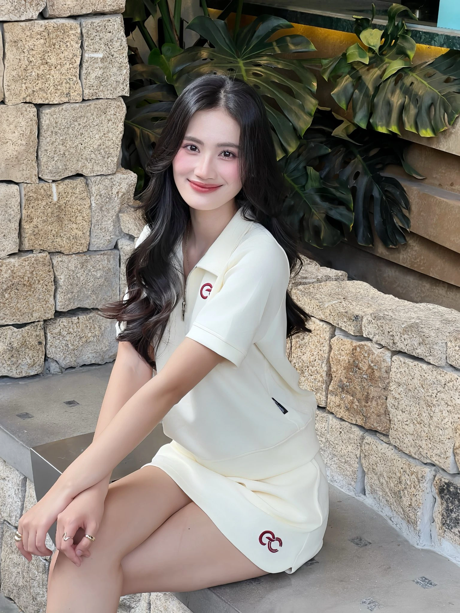 Hoa hậu Ý Nhi rời showbiz tiếp tục du học Úc