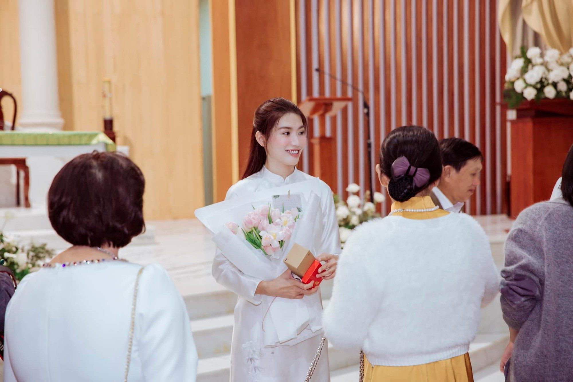Á hậu Chế Nguyễn Quỳnh Châu lấy chồng gia thế khủng