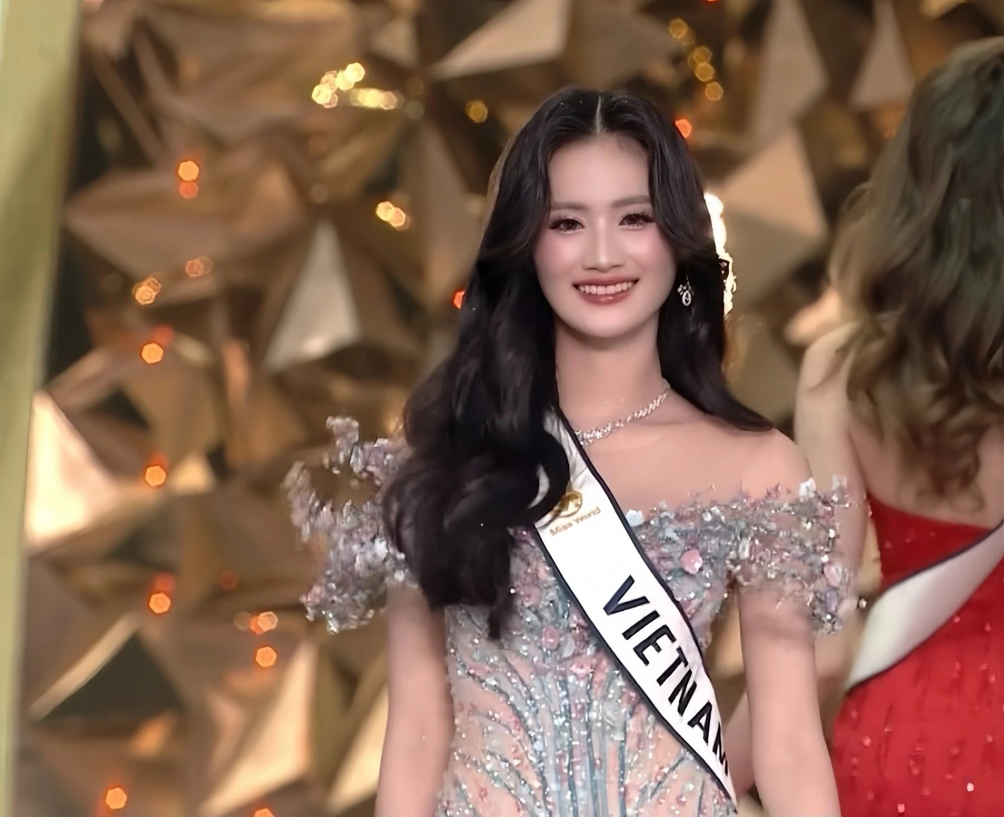 Hoa hậu Ý Nhi rời showbiz tiếp tục du học Úc