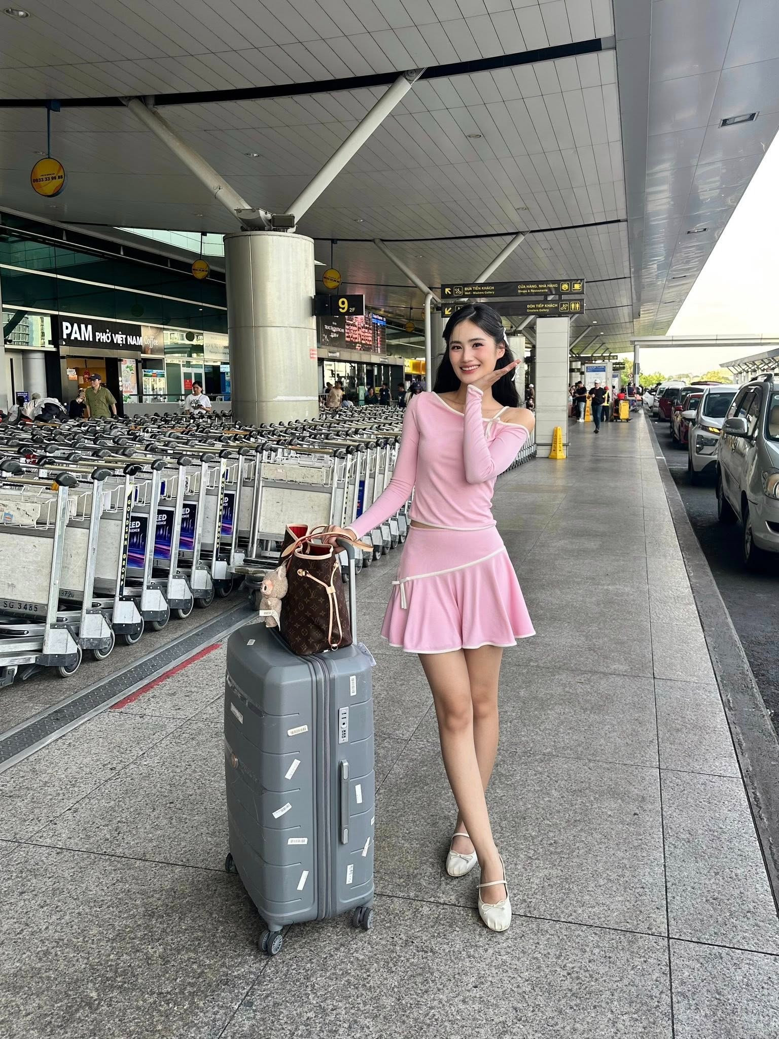  Ý Nhi tiếp tụcdu học, vắng bóng bạn trai ra tiễn