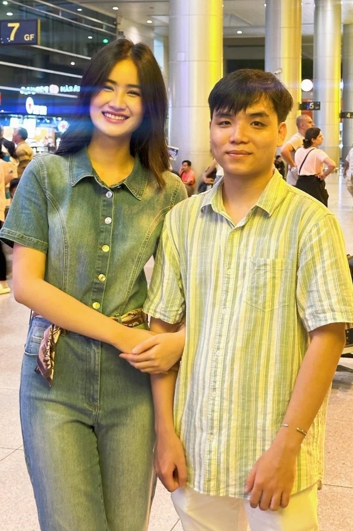 Bạn trai Ý Nhi tiếp tục vắng mặt trong ngày nàng Hậu tạm rời showbiz