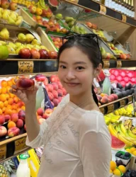 Jennie gây sốt với mặt mộc và áo thun giá bình dân tại Paris-ongkinh