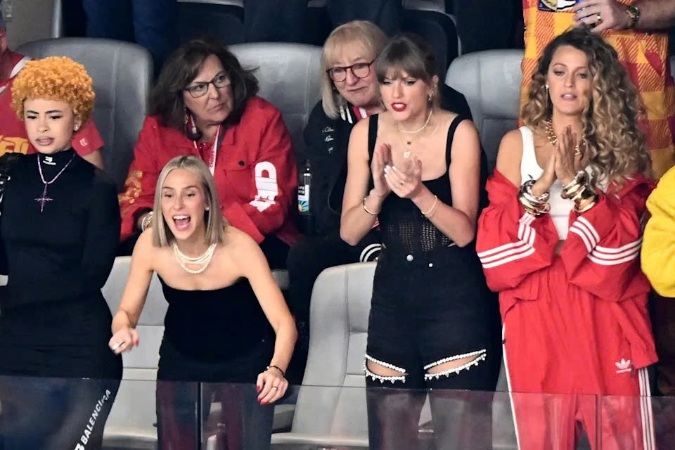 Taylor Swift "gây bão" với đĩa than giới hạn: "Cháy hàng" chỉ sau 1 giờ - Ongkinh