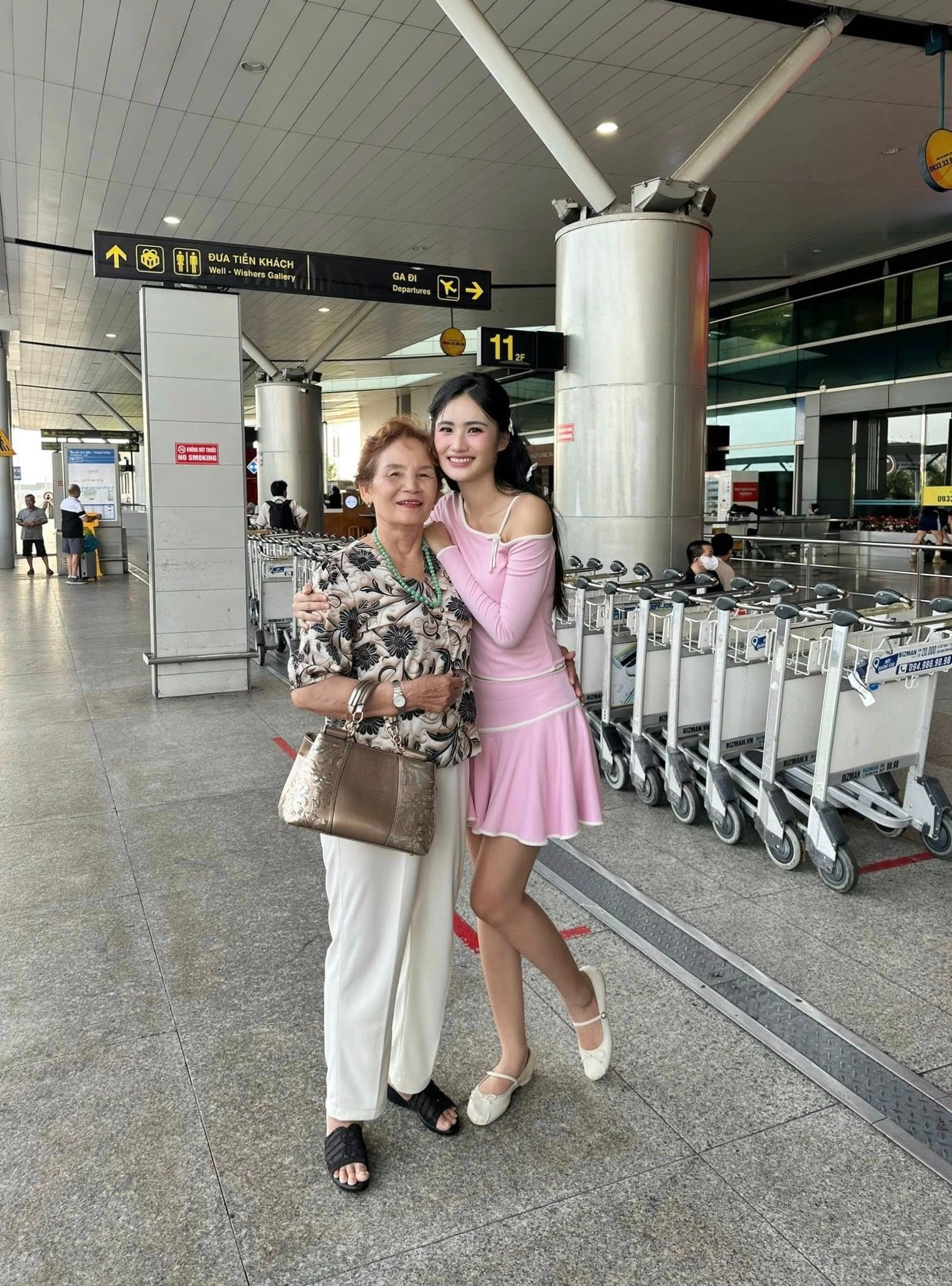 Ý Nhi tiếp tụcdu học, vắng bóng bạn trai ra tiễn