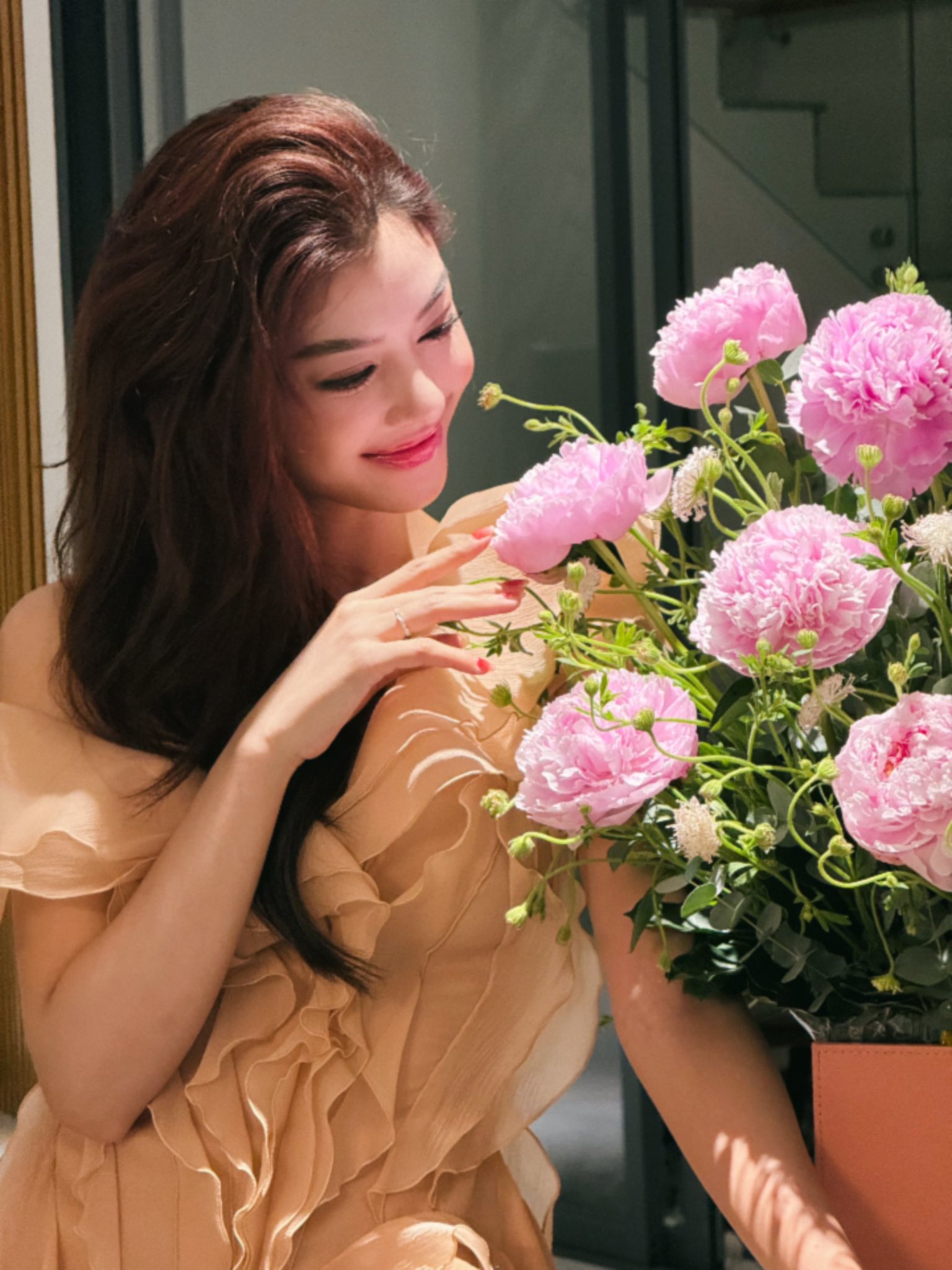 Á hậu Lona Kiều Loan tổ chức thôi nôi cho con trai, lộ danh tính "chồng bí ẩn"