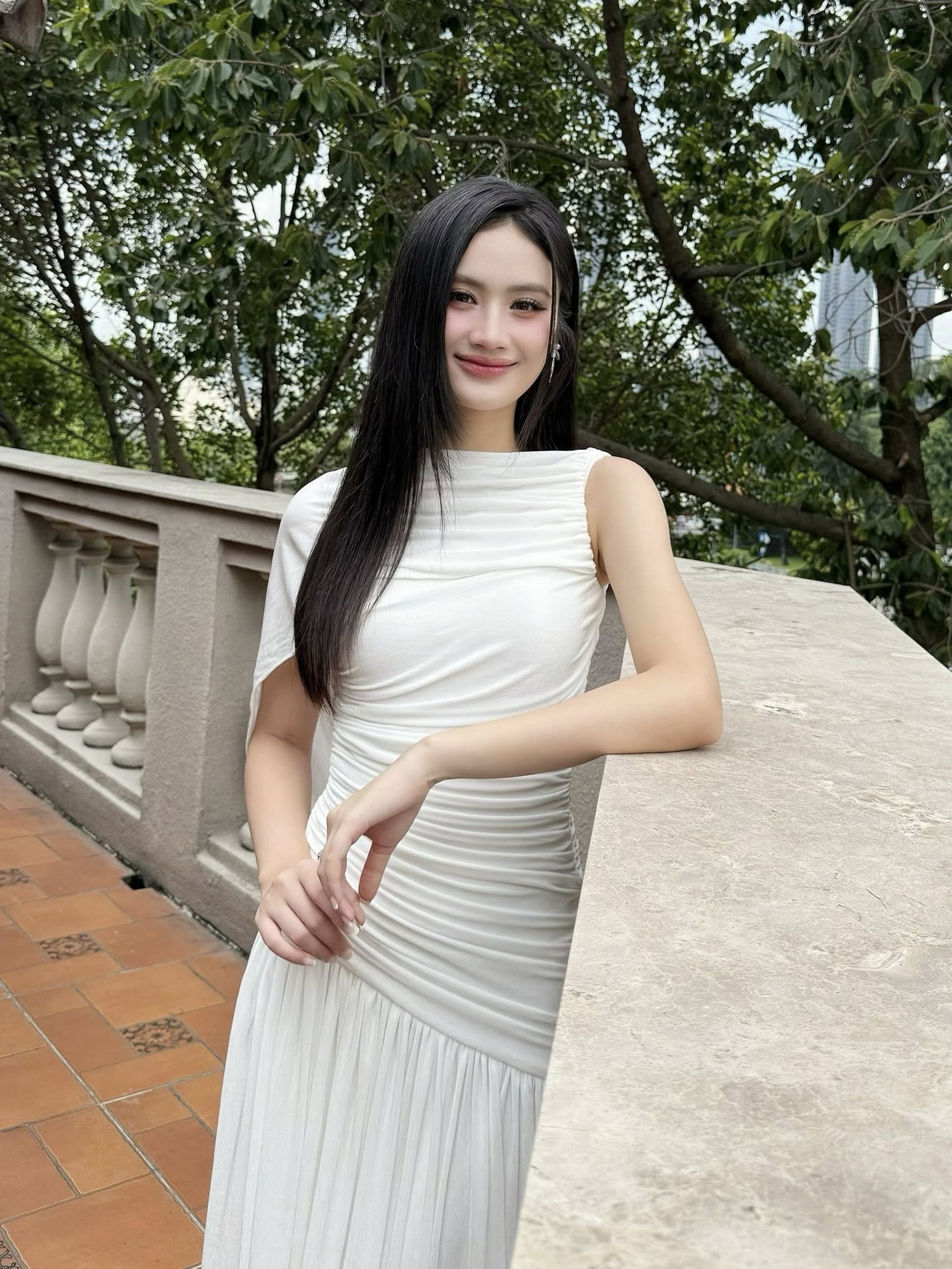 Bạn trai Ý Nhi tiếp tục vắng mặt trong ngày nàng Hậu tạm rời showbiz