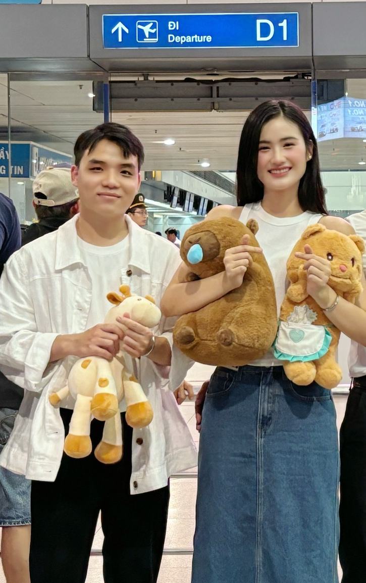 Bạn trai Ý Nhi tiếp tục vắng mặt trong ngày nàng Hậu tạm rời showbiz