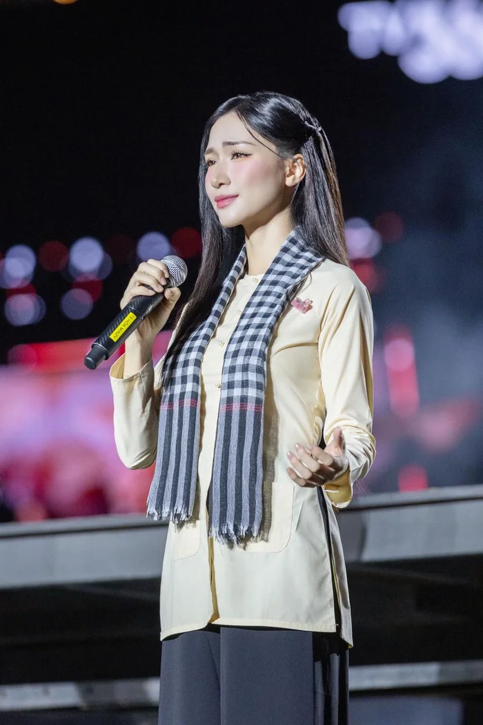 Hòa Minzy xúc động khi thấy sinh viên yêu thích những ca khúc về quê hương - Ongkinh