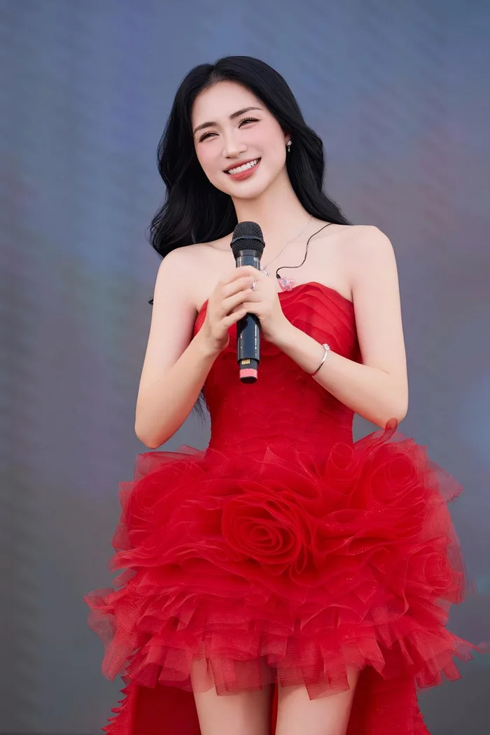 Hòa Minzy xúc động khi thấy sinh viên yêu thích những ca khúc về quê hương - Ongkinh