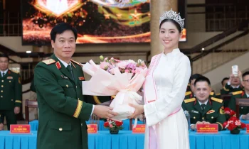 Á hậu Trần Ngọc Châu Anh được thăng quân hàm Trung úy - Ongkinh