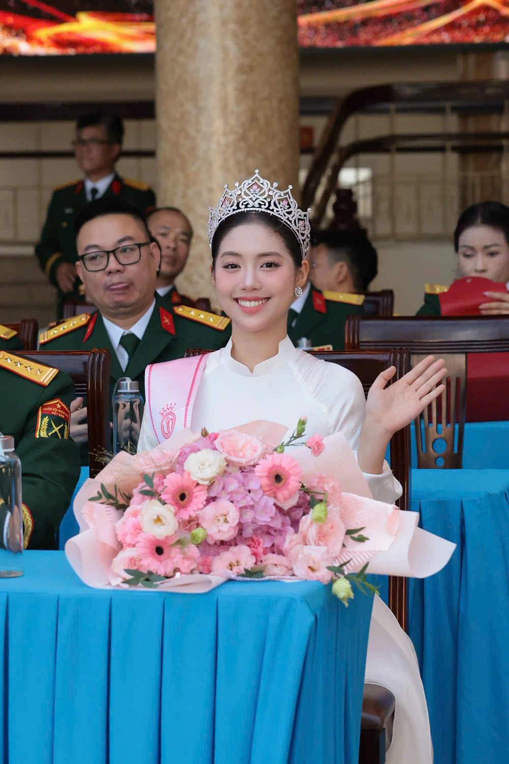 Á hậu Trần Ngọc Châu Anh được thăng quân hàm Trung úy - Ongkinh