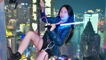 Jenny Huỳnh gây sốt với bộ ảnh mạo hiểm trên nóc nhà 260 m-ongkinh
