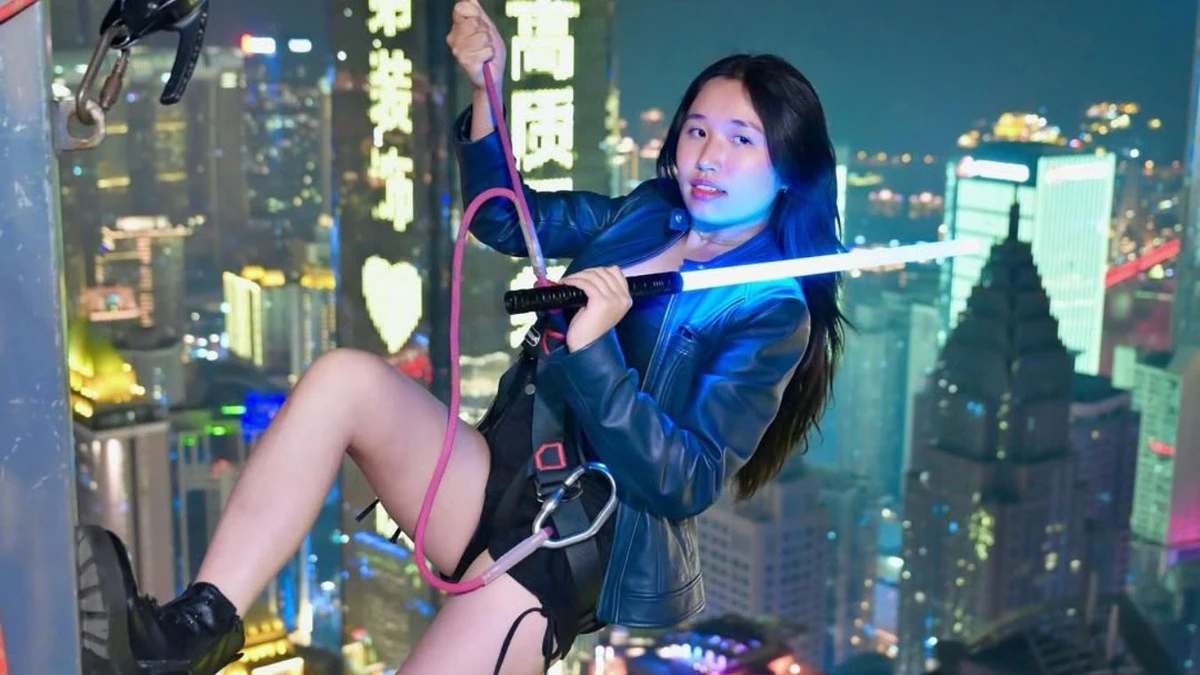Jenny Huỳnh gây sốt với bộ ảnh mạo hiểm trên nóc nhà 260 m-ongkinh