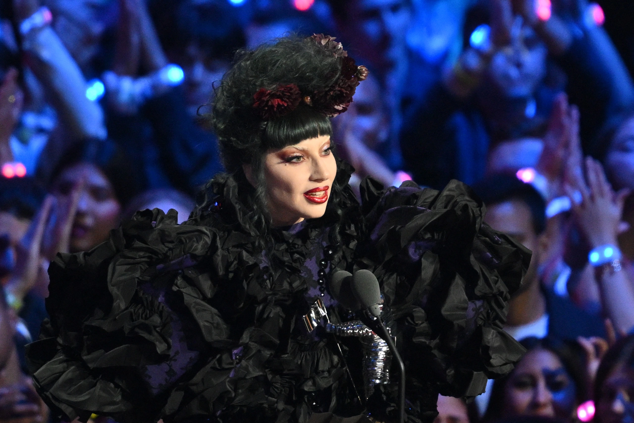 Lady Gaga vượt Taylor Swift giành giải 'Nghệ sĩ của năm' tại VMAs 2025
