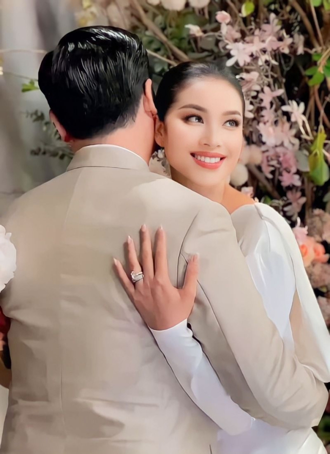 Hoa hậu Phạm Hương khác thường trong ngày sinh nhật, ông xã đại gia vắng bóng