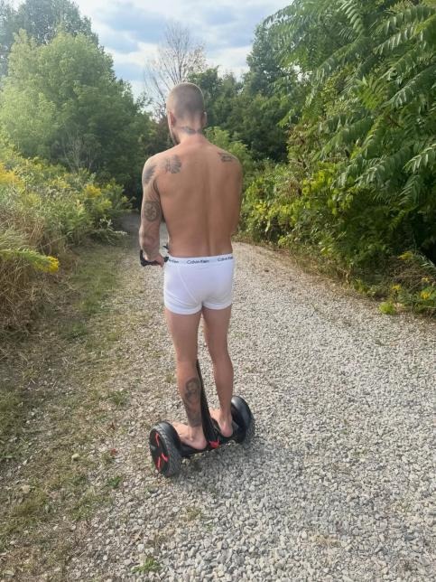 Justin Bieber làm sao nữa vậy: Ra đường mặc mỗi đồ lót, đến giày dép cũng chẳng xỏ!