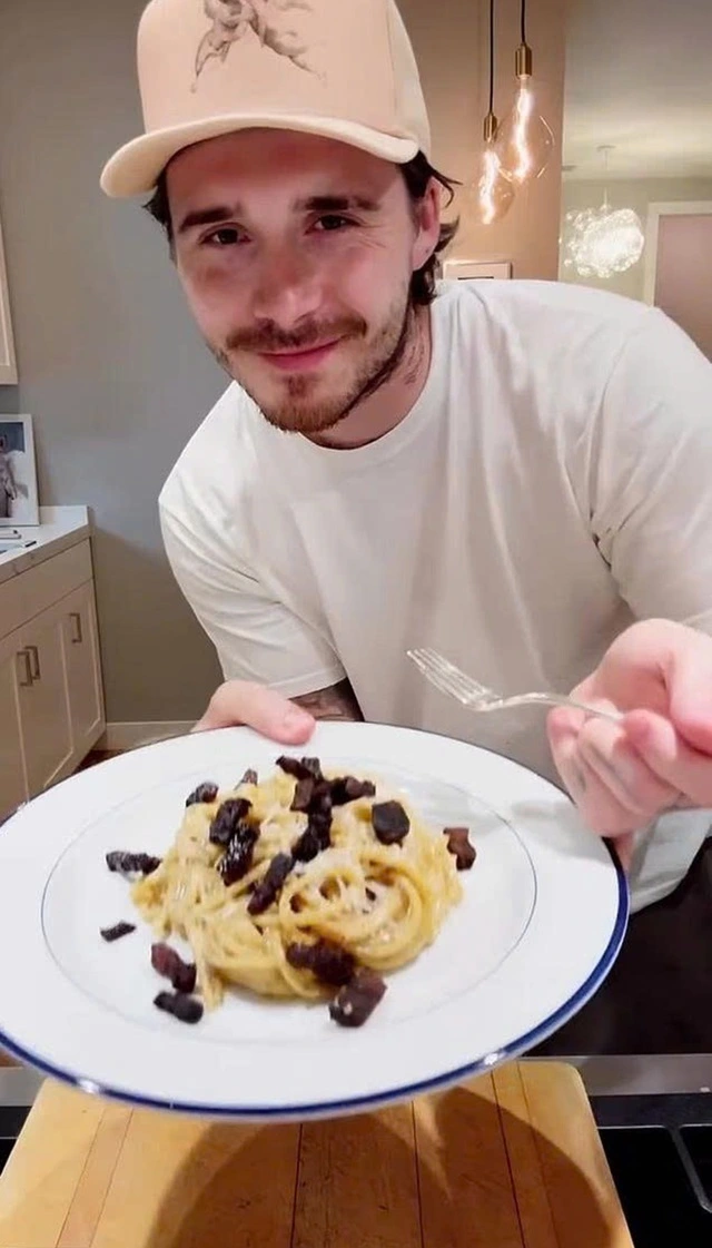 Brooklyn Beckham quay lưng với gia đình vì được cha vợ hậu thuẫn tài chính?